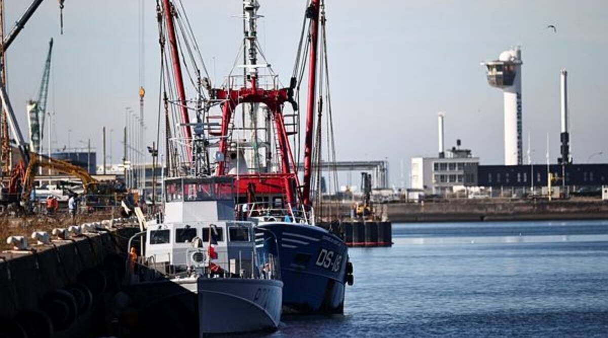 France toughens up in fishing dispute with Britain