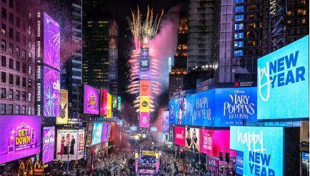 تتألق العناصر الثقافية الصينية في العد التنازلي لتايمز سكوير ليلة رأس السنة الجديدة بمدينة نيويورك